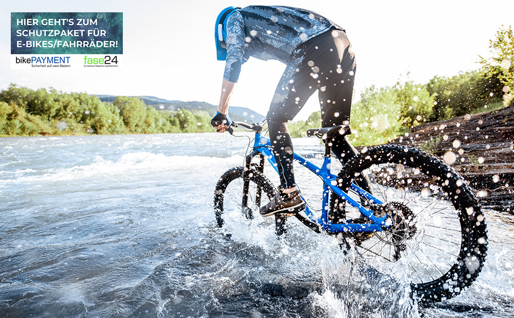 Biker im Wasser